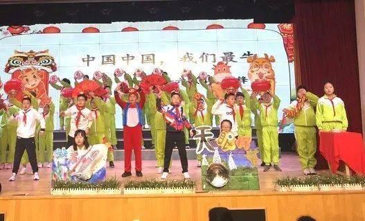 女子倒车坠河，路人英勇施救，现场画面